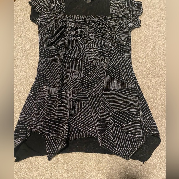 dressbarn Black and Silver Geometric Metallic Sparkly Asymmetrical Hem Blouse - Picture 2 of 6